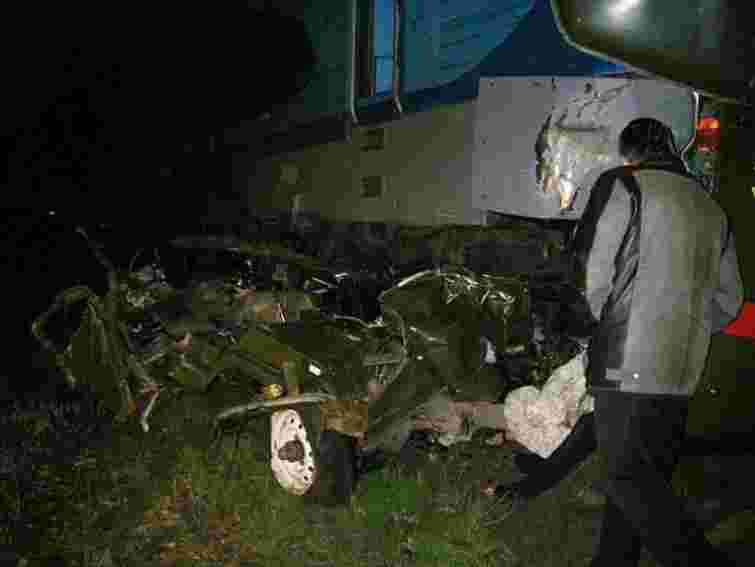 На Львівщині водій вантажівки врізався в потяг