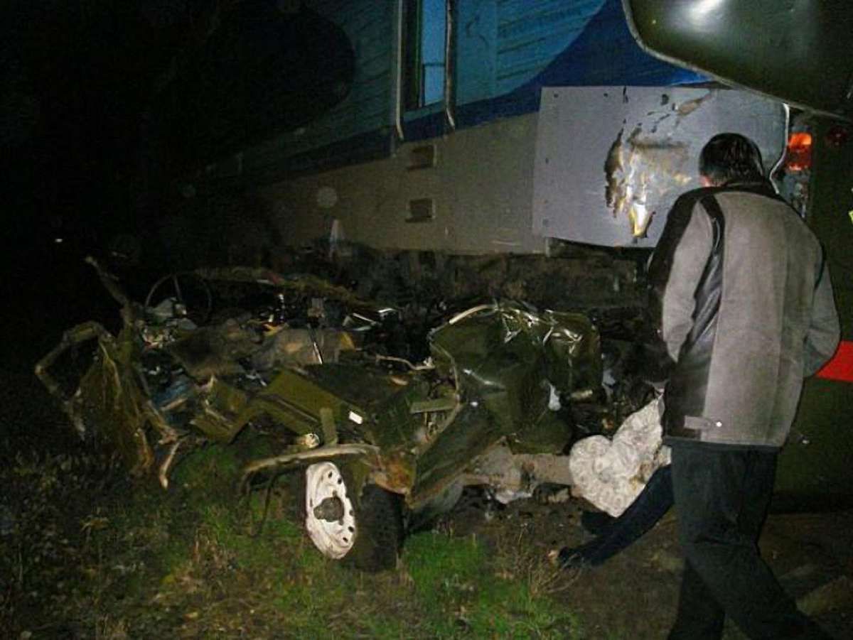 На Львівщині водій вантажівки врізався в потяг