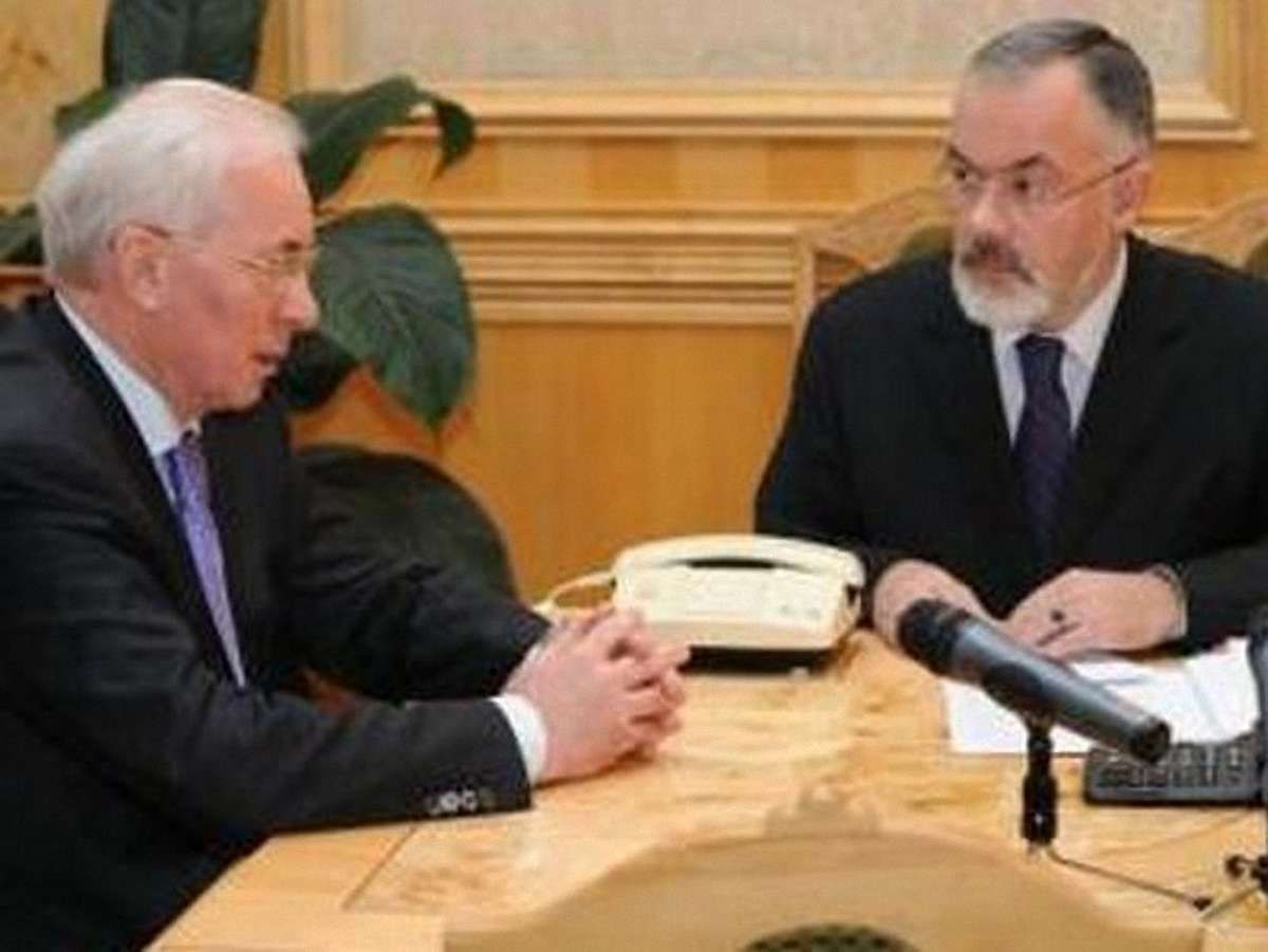 Азаров доручить Табачнику викласти підручники в Інтернет