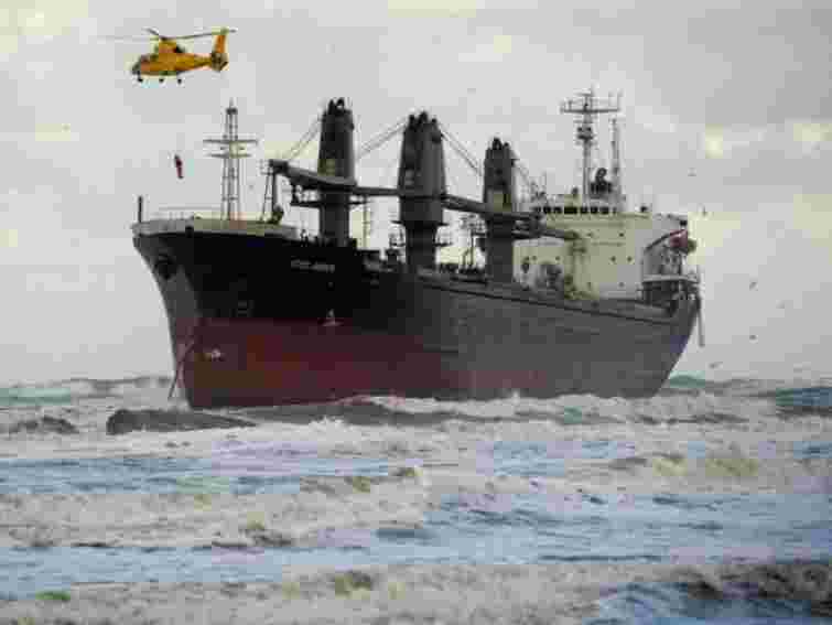 Евакуйовано 10 осіб з палаючого суховантажу в Азовському морі