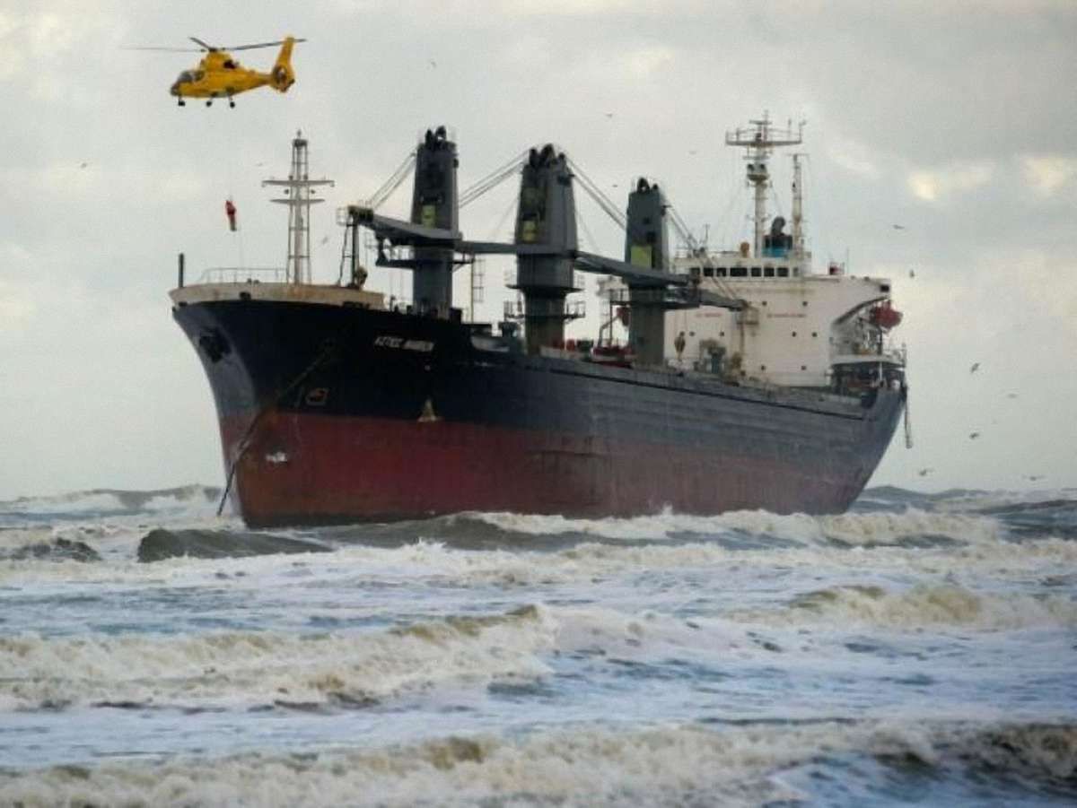 Евакуйовано 10 осіб з палаючого суховантажу в Азовському морі