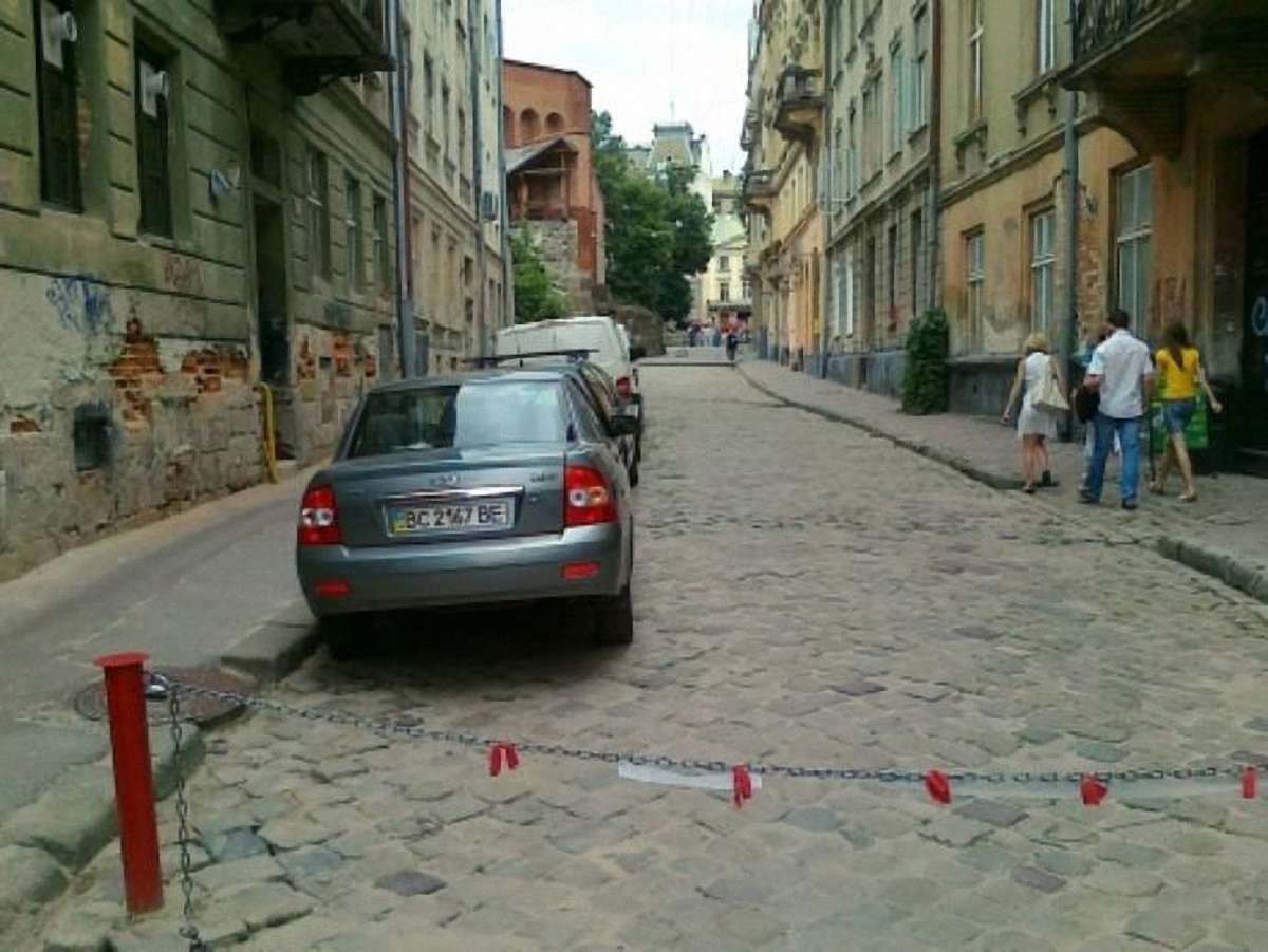 Встановлення обмежувачів для авто у Львові обговорять з громадою