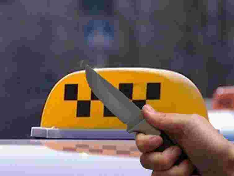 На Львівщині пасажир таксі з ножем напав на водія