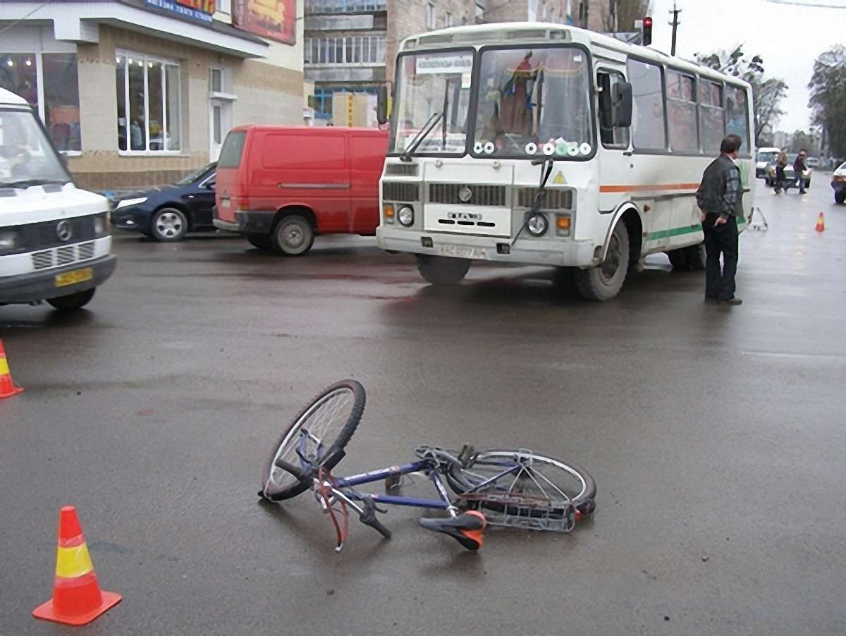 На Львівщині водій автобуса збив велосипедиста