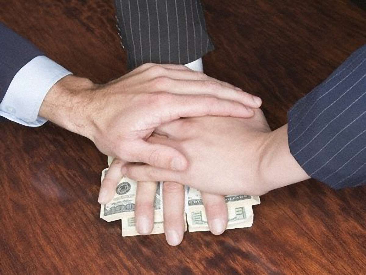 На Львівщині за хабарництво судитимуть двох митників та міліціонерів