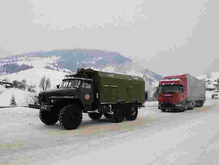 У горах рятувальники відбуксували із заметів 38 вантажівок