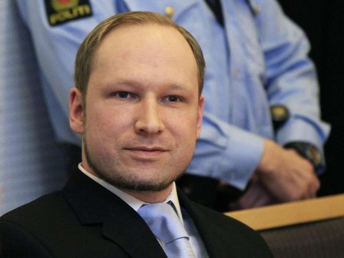 Норвезький терорист вимагав звільнення у залі суду