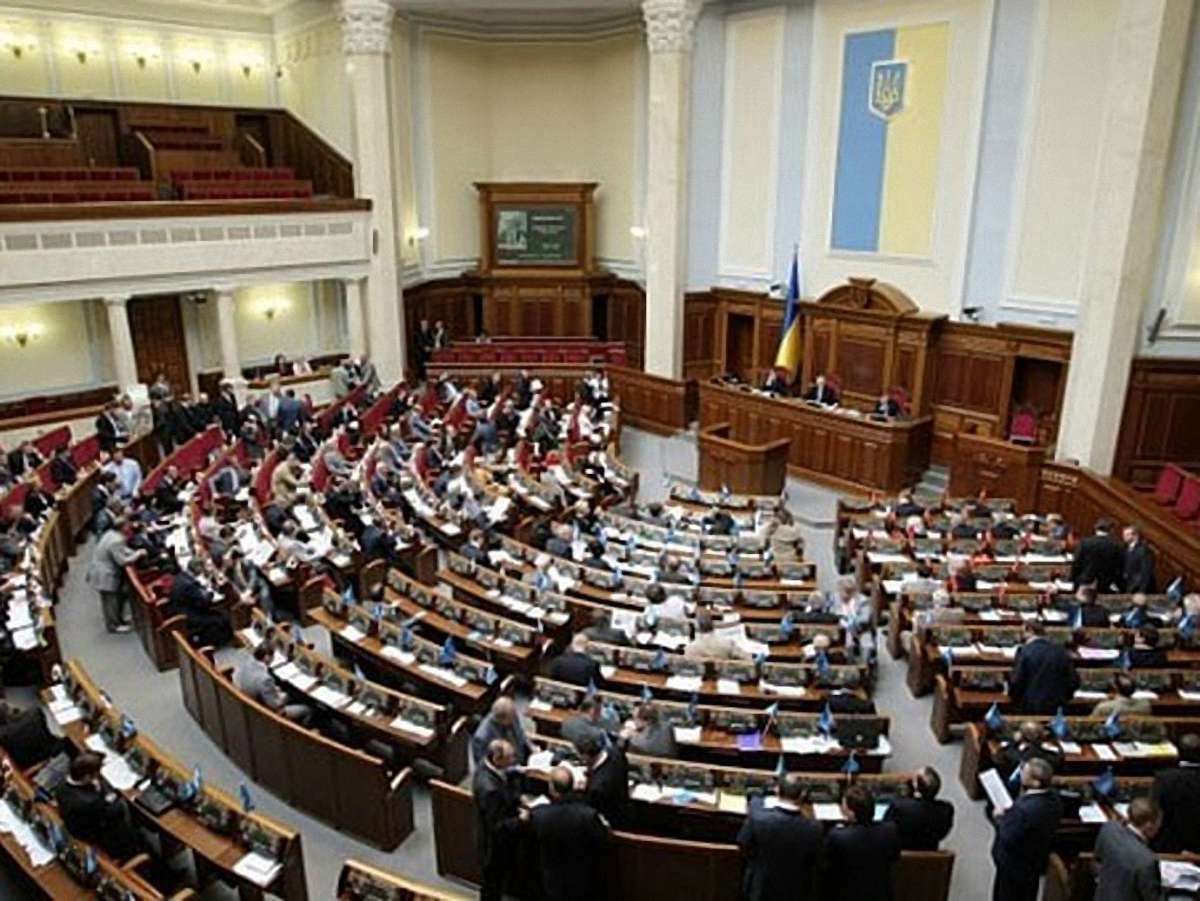 Янукович виступає в Раді під вигуки «Юлі – волю!»