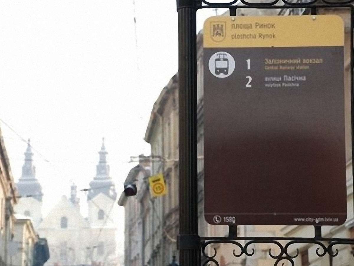 У Львові на зупинках встановили 100 інформаційних табличок