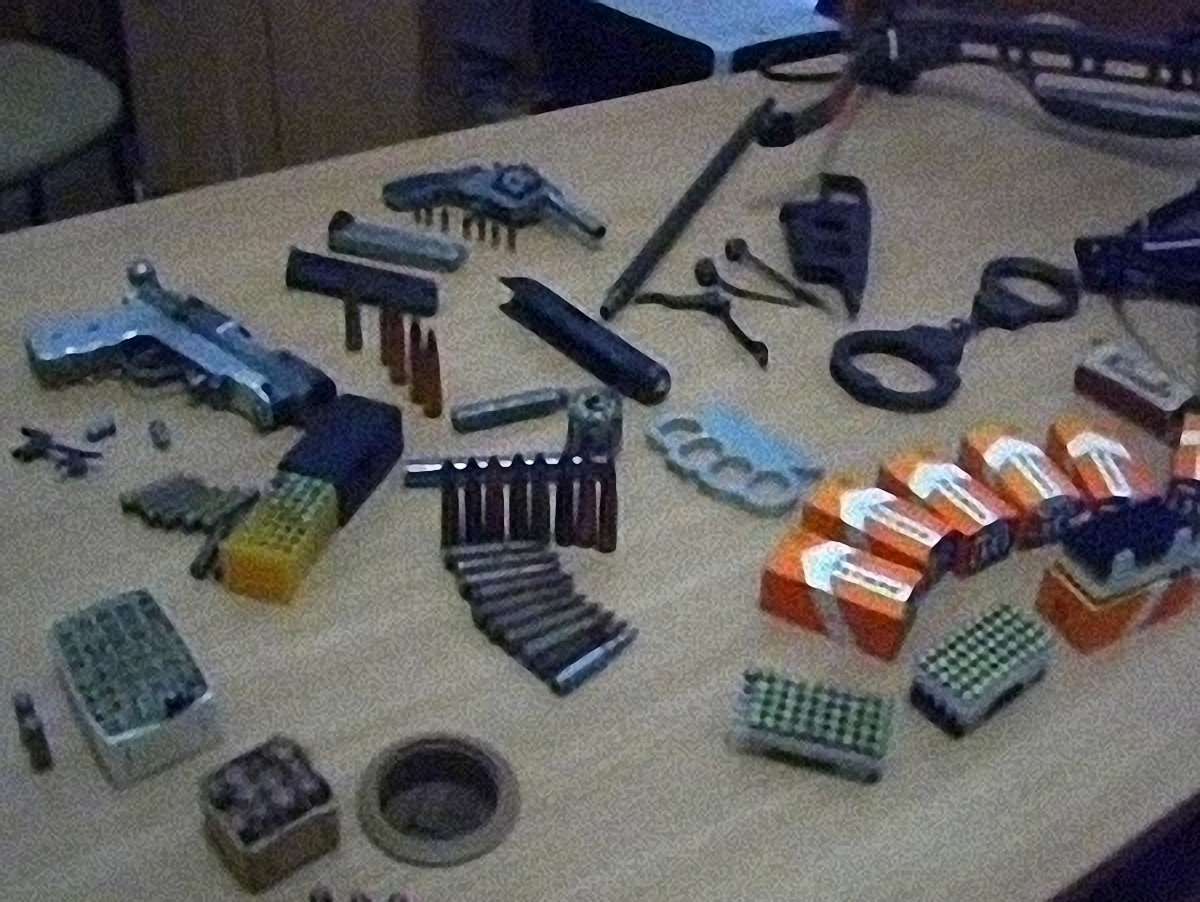 У Львові затримали пенсіонера, який вдома виготовляв зброю