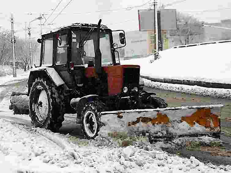 Вночі Львів від снігу прибирало 36 одиниць техніки