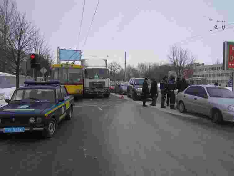 У Львові тролейбус та два авто потрапили у ДТП