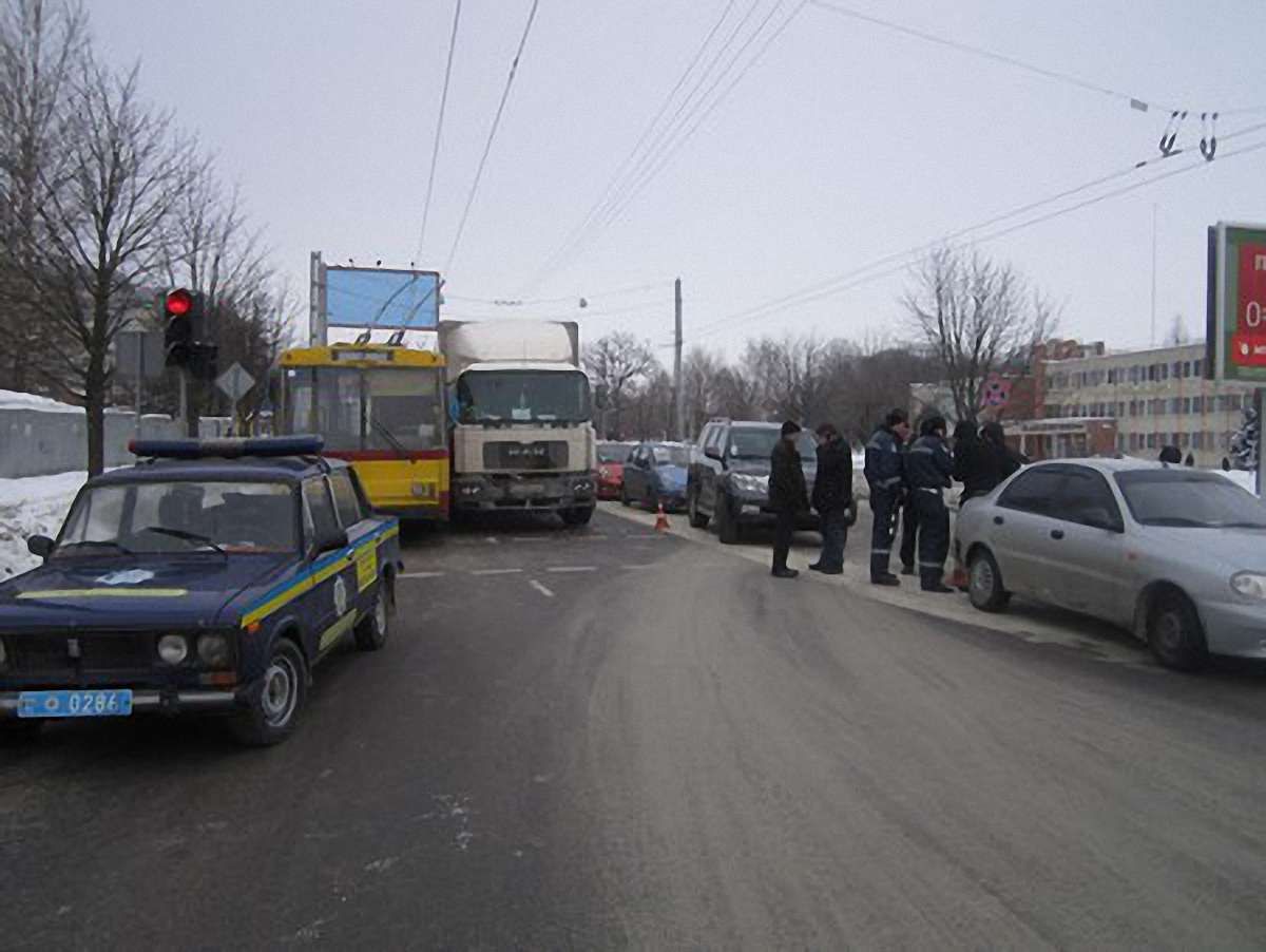 У Львові тролейбус та два авто потрапили у ДТП
