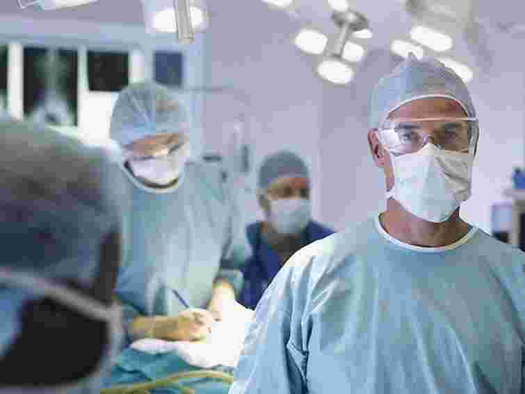 Медики з Бостона готують постраждалого хлопчика до перельоту