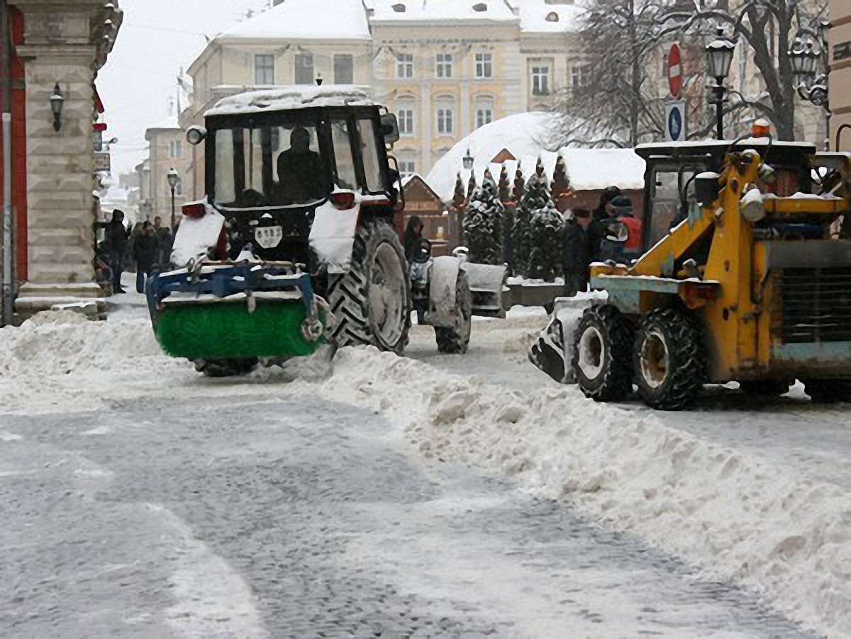 Вночі Львів від снігу прибирало 27 одиниць техніки