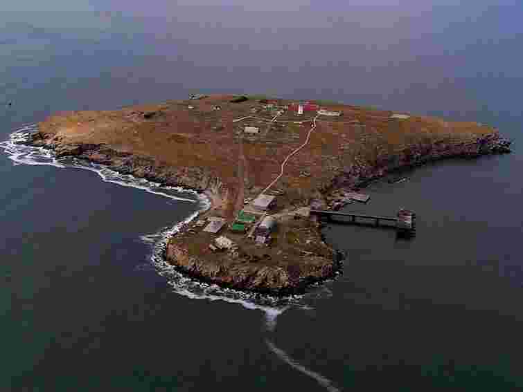 На острові Зміїний сильний ураган зруйнував причал і новобудови