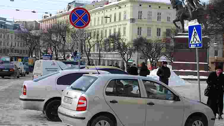У центрі Львова досі фіксують незаконні парковки автомобілів