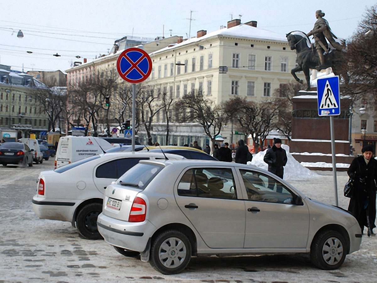 У центрі Львова досі фіксують незаконні парковки автомобілів