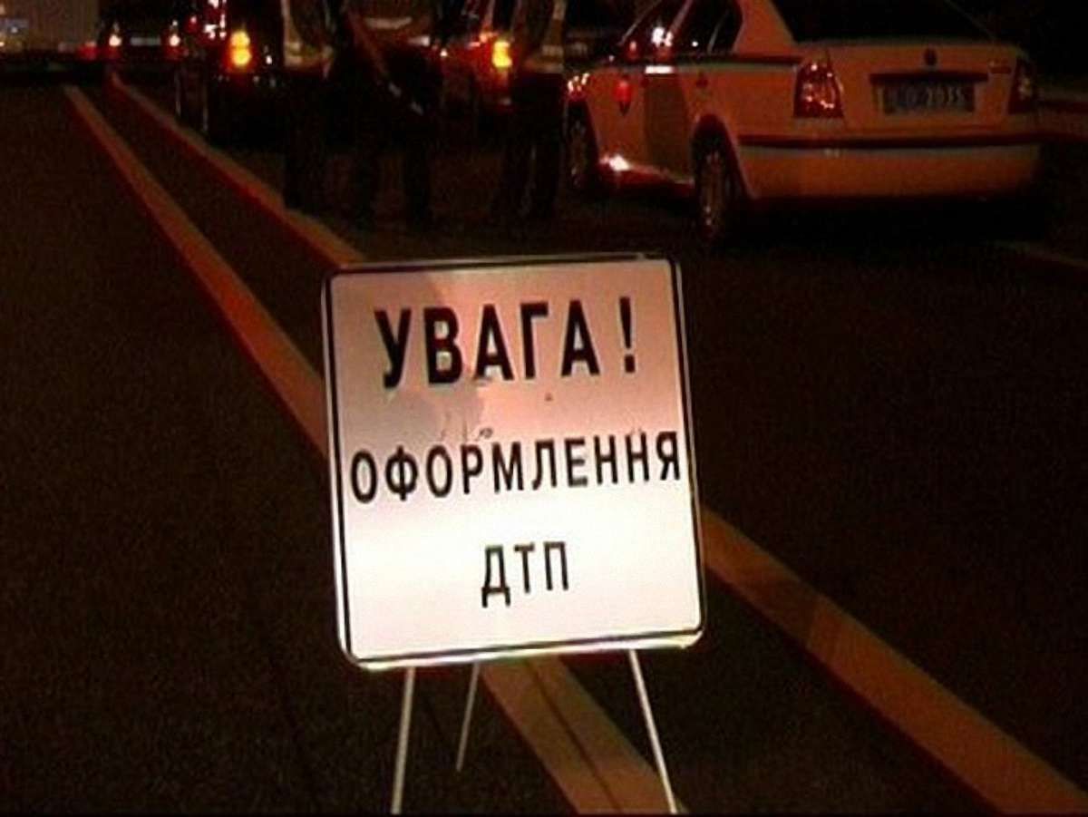 Водій легковика збив на смерть пішохода і в’їхав у дерево