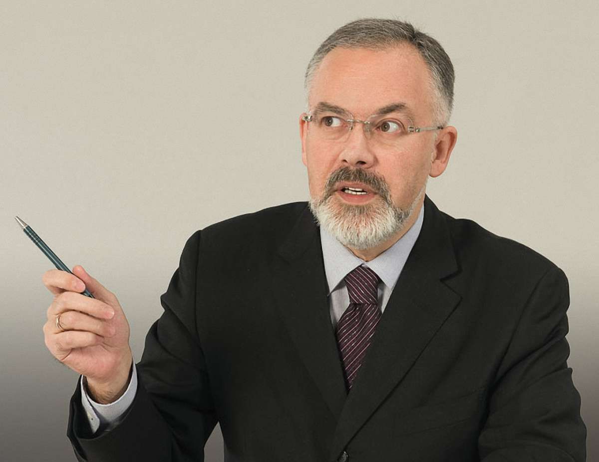 Чиновник в Україні повинен вільно володіти двома мовами, - Табачник