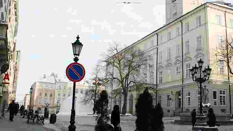 На пл. Ринок у Львові встановили знаки про заборону паркування