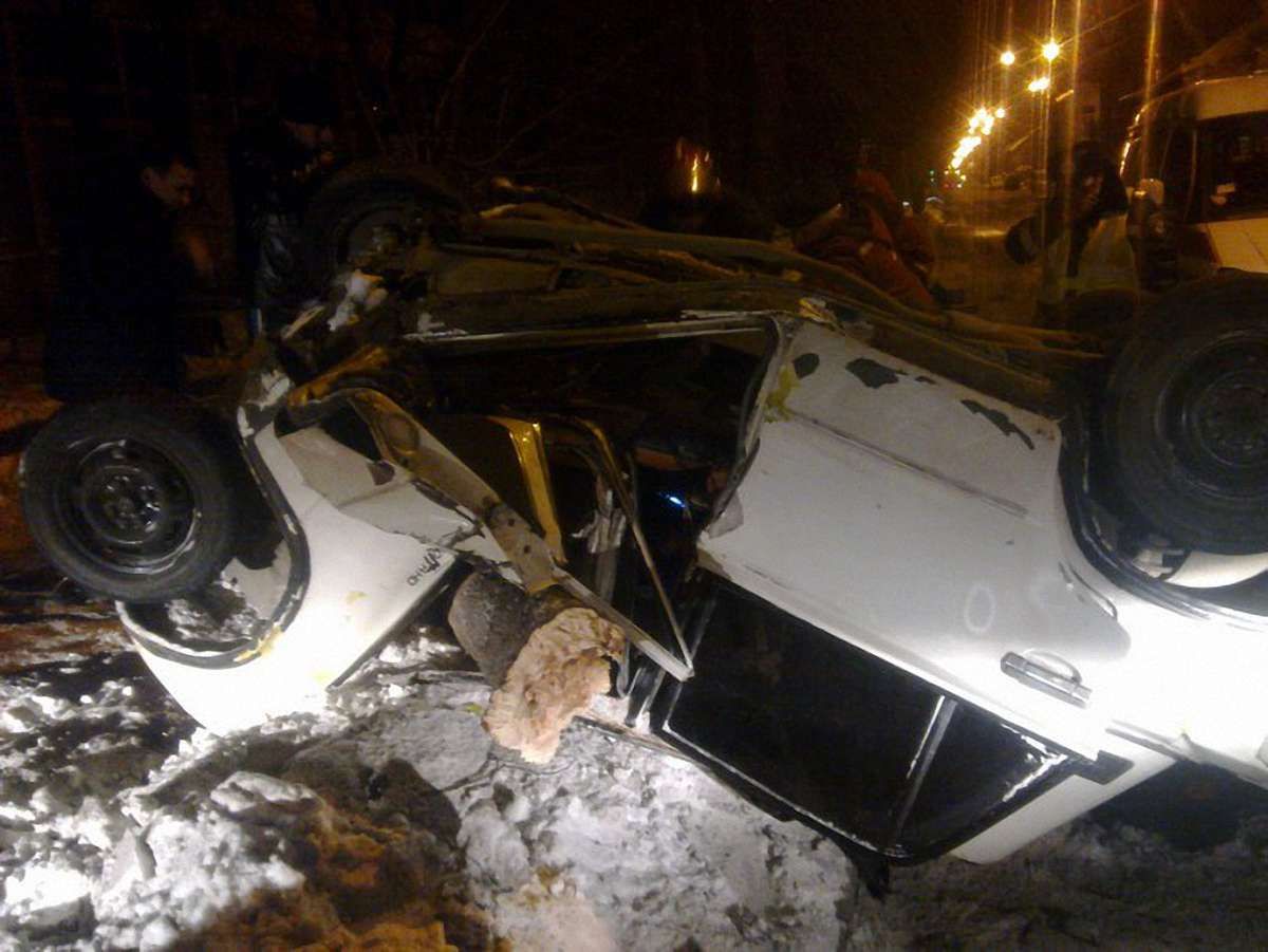 У Львові неповнолітній на батьковому авто в’їхав у дерево. Фото