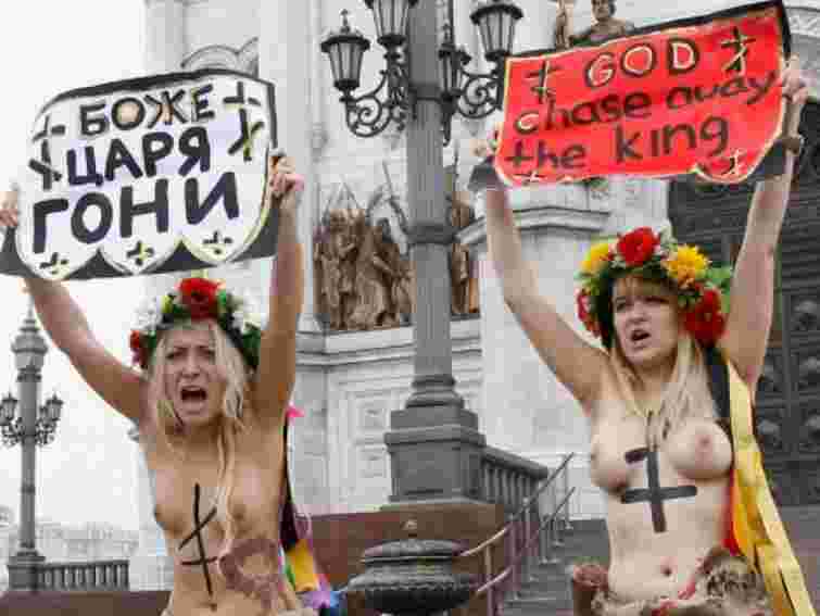 Оголені FEMEN у Москві при -25° через газ підняли прапор України