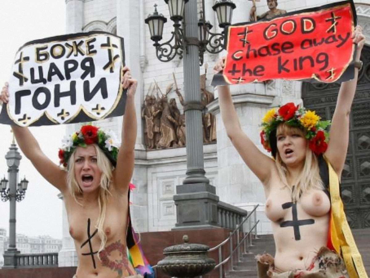 Оголені FEMEN у Москві при -25° через газ підняли прапор України