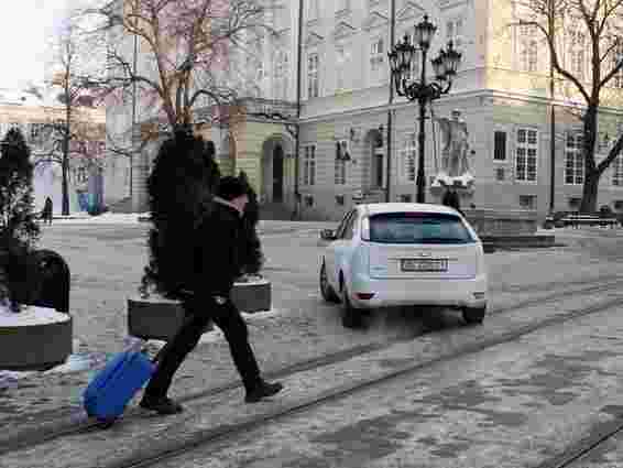 На пл. Ринок у Львові попри заборону паркуються автомобілі