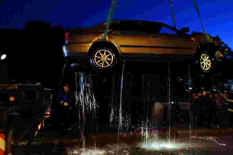 На Закарпатті з мосту в річку впало авто: Є жертви