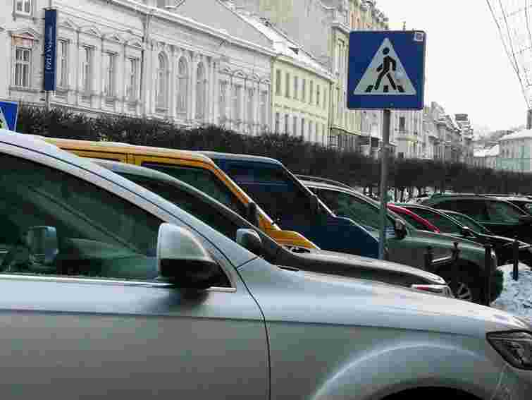 У Львові авто паркують на пішохідних переходах