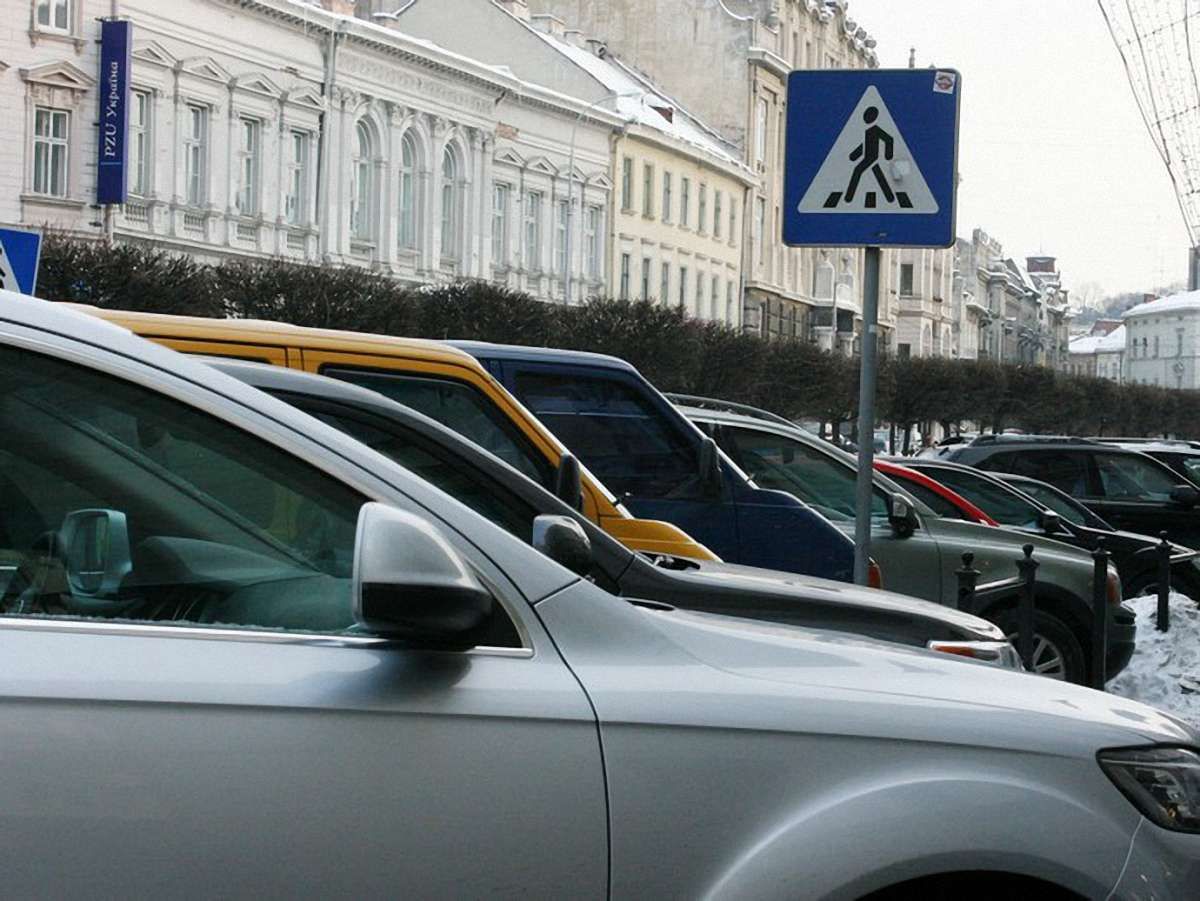 У Львові авто паркують на пішохідних переходах