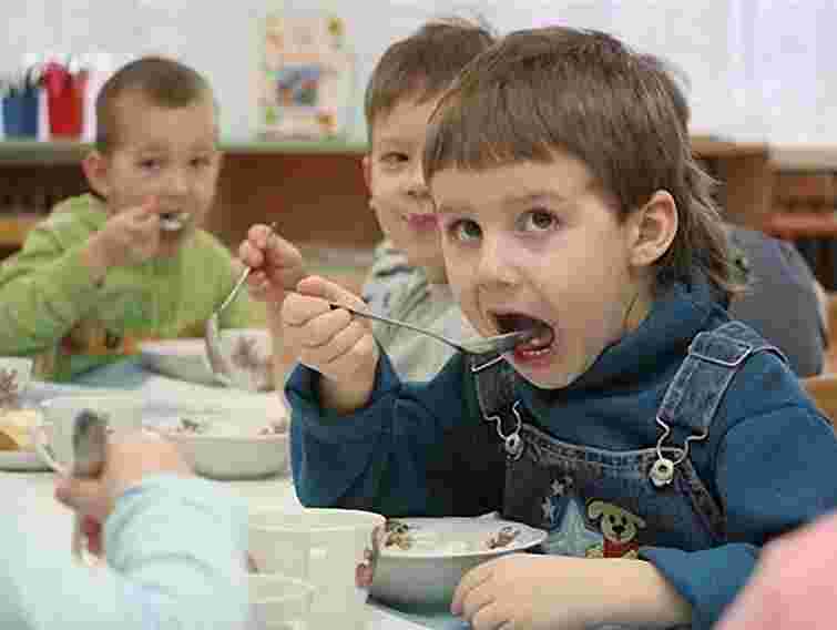 Лише 19% молодших шкіл Львівщини мають їдальні