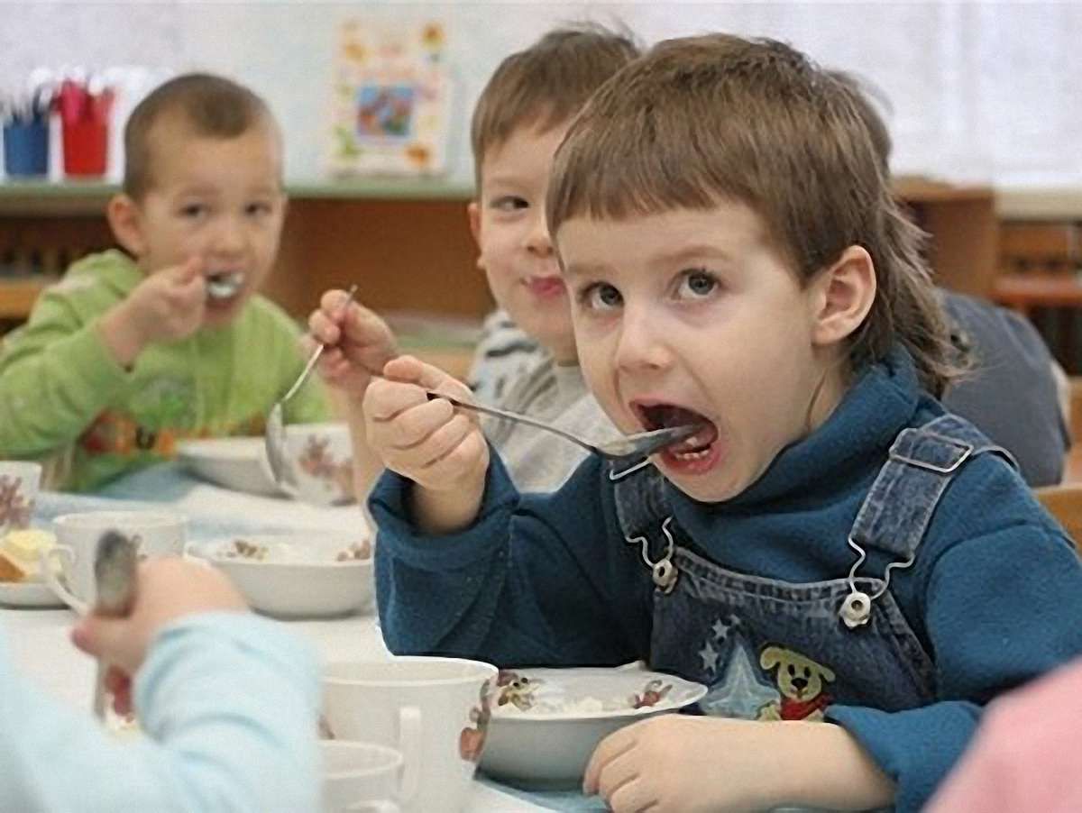 Лише 19% молодших шкіл Львівщини мають їдальні
