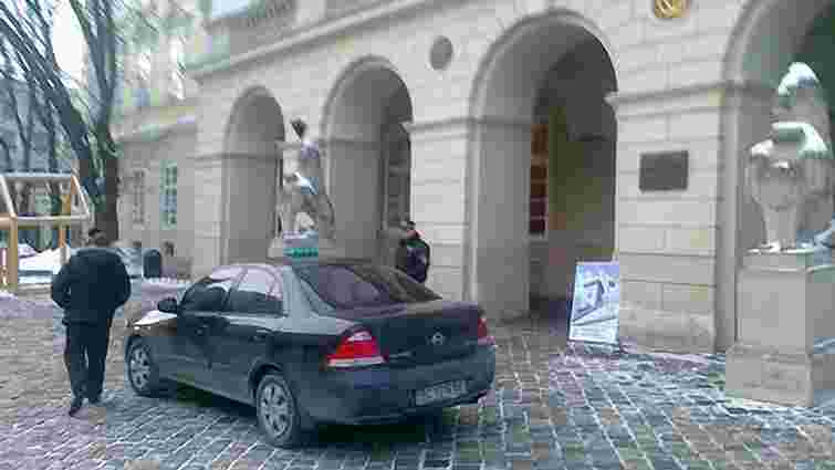 Попри заборону на пл. Ринок у Львові припаркувалось таксі