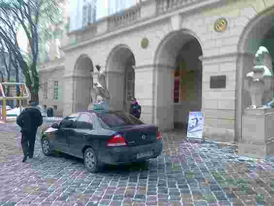 Попри заборону на пл. Ринок у Львові припаркувалось таксі
