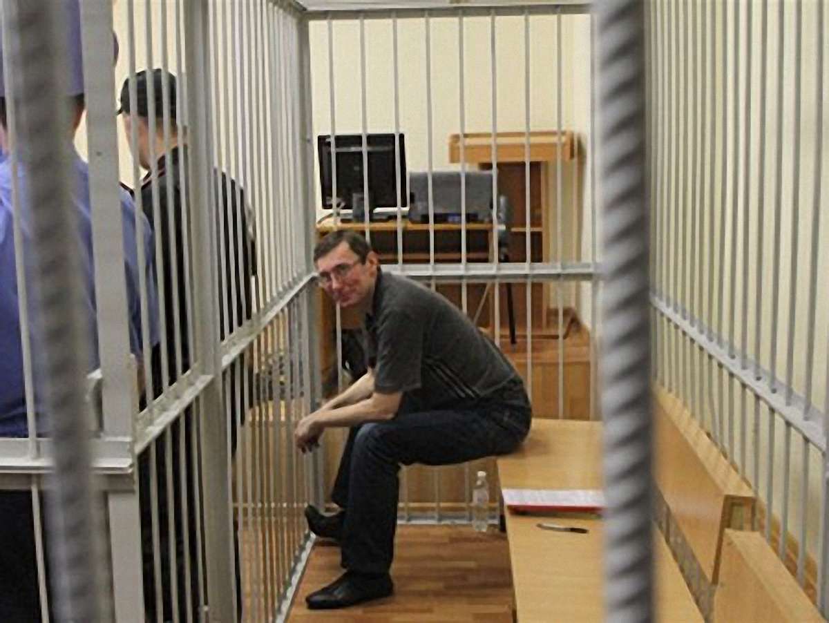 Захист просить суд виправдати Луценка