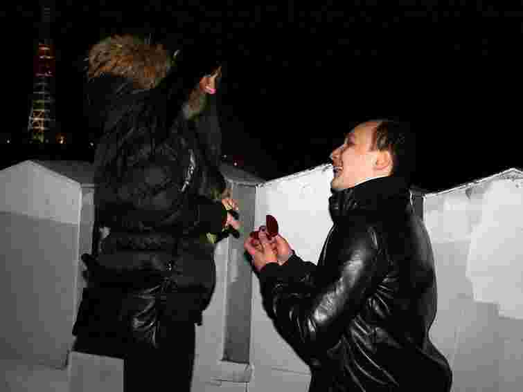 Львів’янин освідчився коханій при свічках на Ратуші