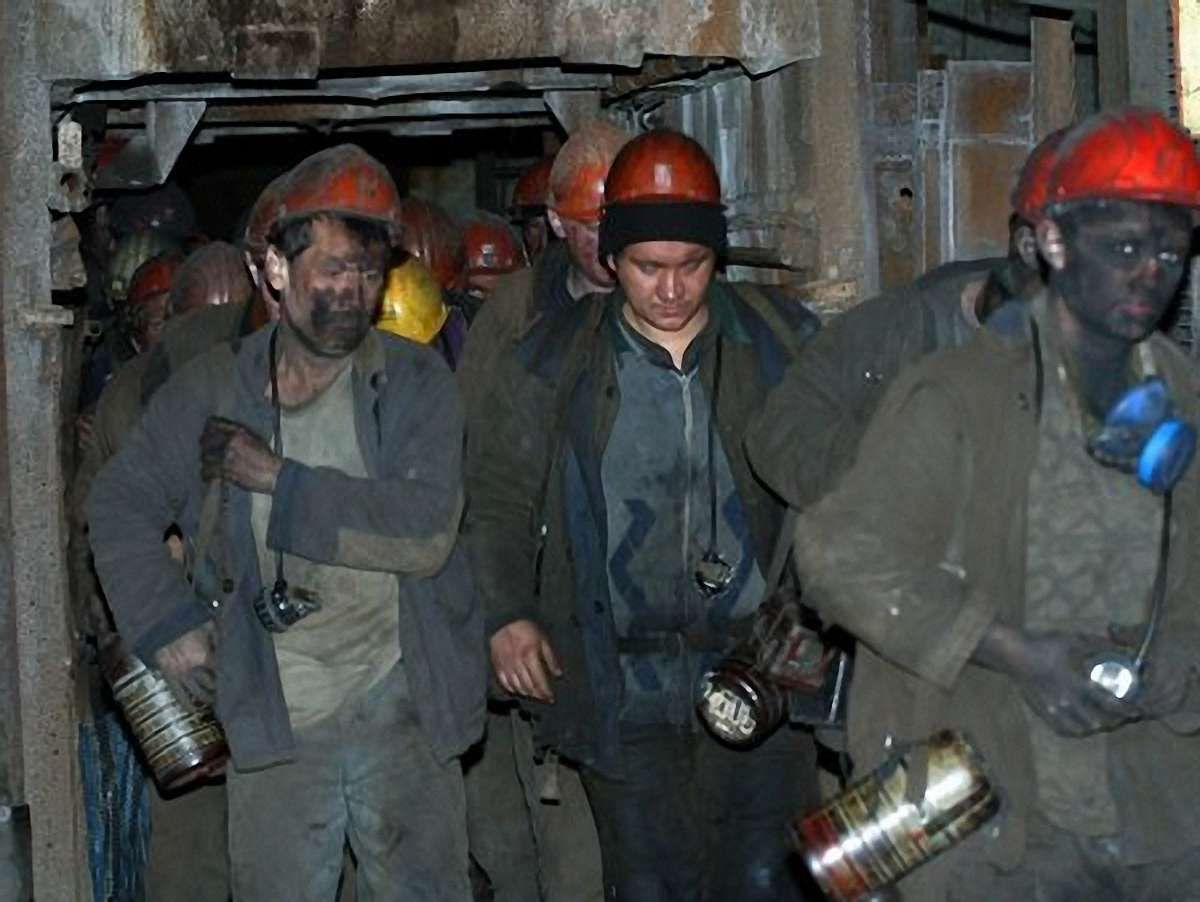 На Луганщині з-під завалу в шахті врятовано 5 гірників