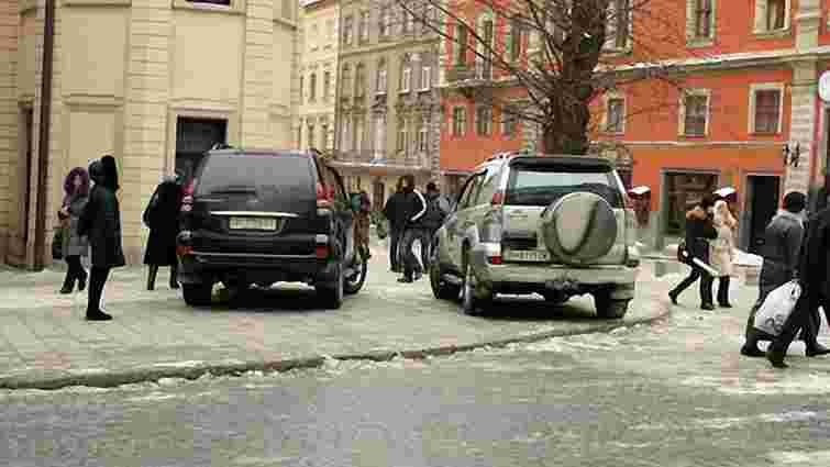 У Львові паркують авто на тротуарі в пішохідній зоні