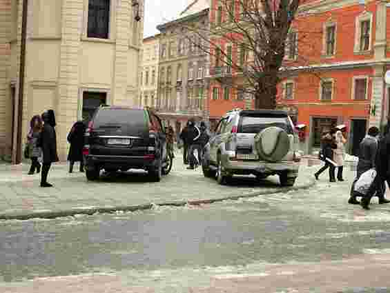 У Львові паркують авто на тротуарі в пішохідній зоні