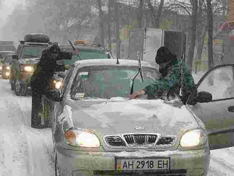 ДАІ радить водіям в снігопад вмикати світло фар