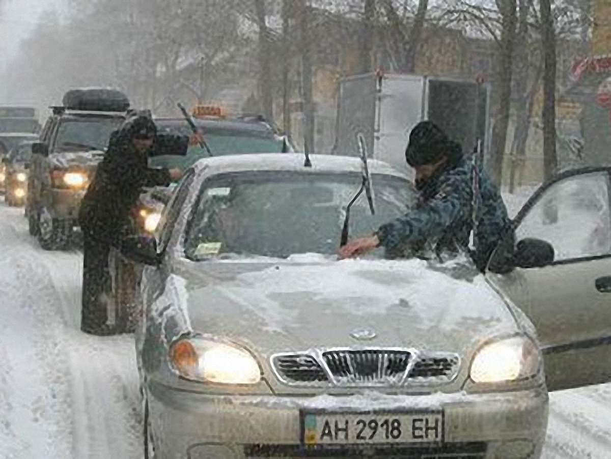 ДАІ радить водіям в снігопад вмикати світло фар