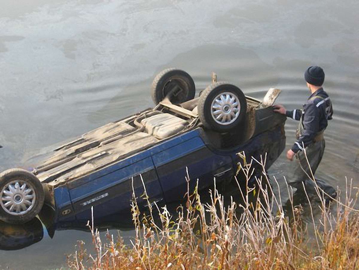 Закарпатські водолази знайшли тіло пасажира затонулого авто
