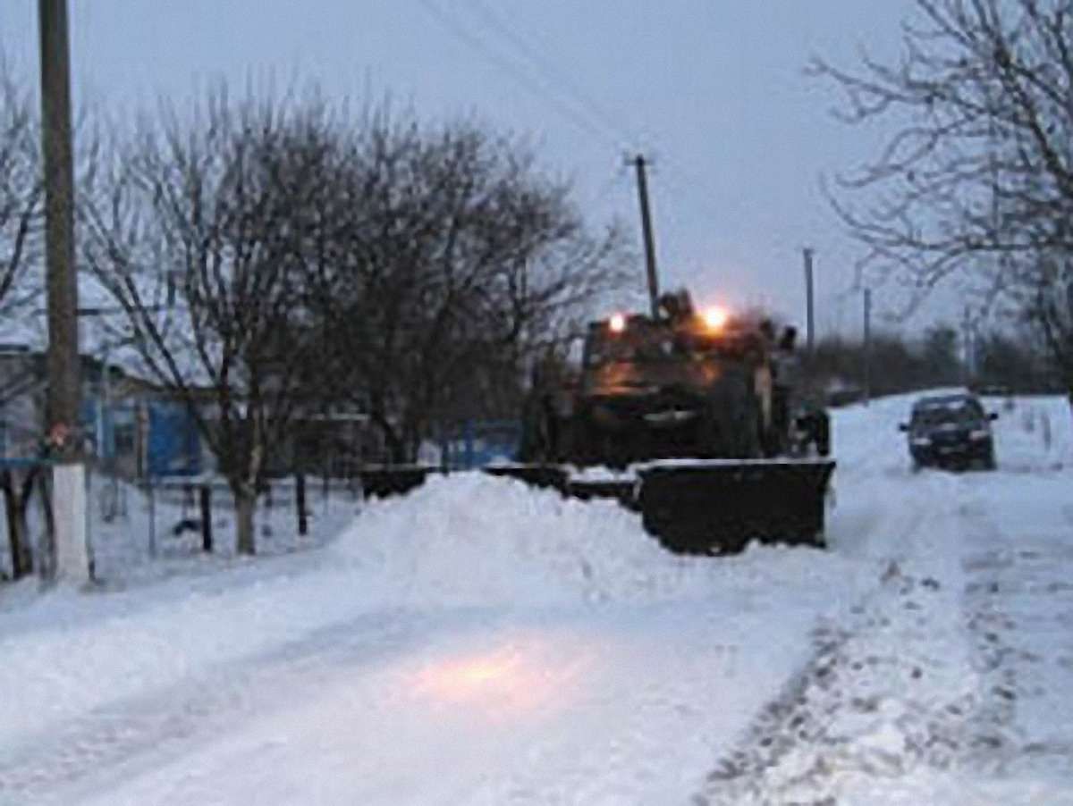 На Закарпатті рятувальники визволяють автівки із заметів