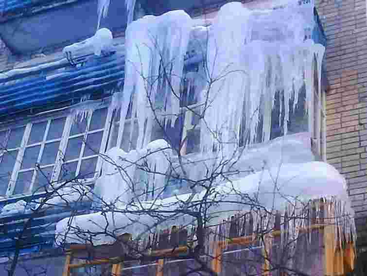 Львів'ян просять остерігатись зсувів снігу та буруль з дахів