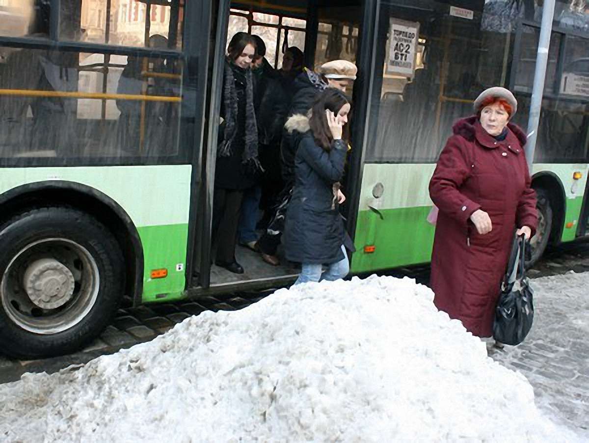У Львові пенсіонерка з тротуару впала під автобус