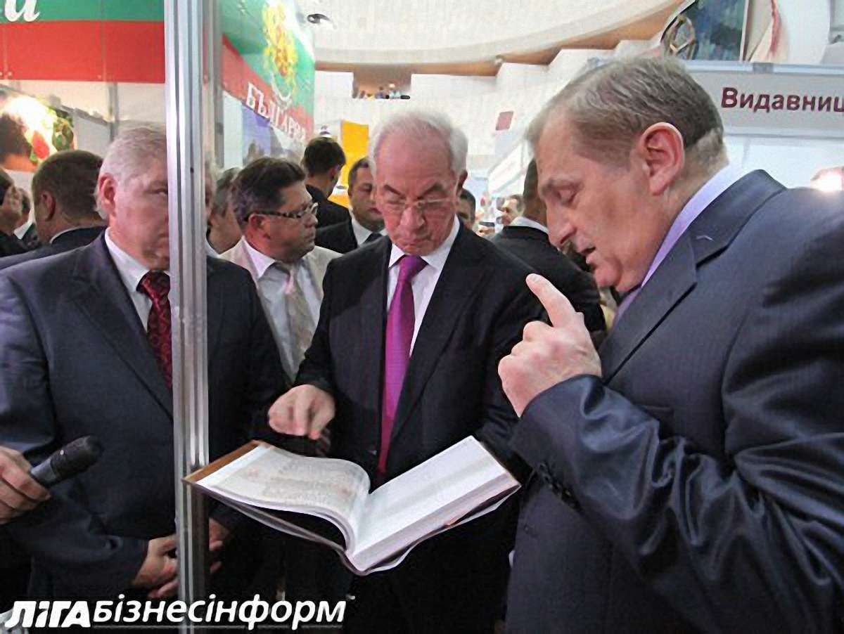Азаров порадив читати Гессе і Манна