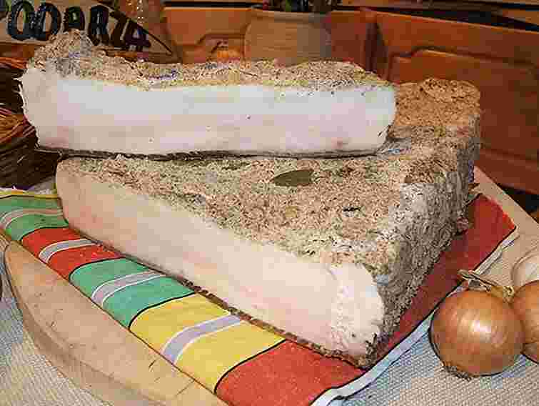 Українці найменше їдять сало, найбільше - картоплю