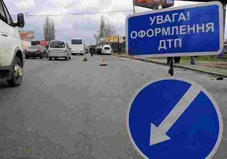 У Львові водій, рухаючись заднім ходом, збив на смерть пішохода